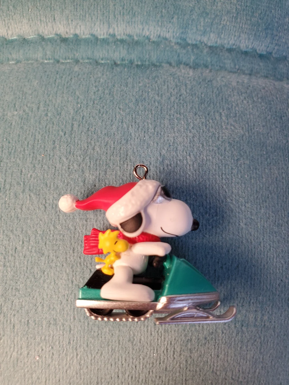 Hallmark Keepsake Peanuts Winter Fun with Snoopy 2015 Mini Ornament QXM8507